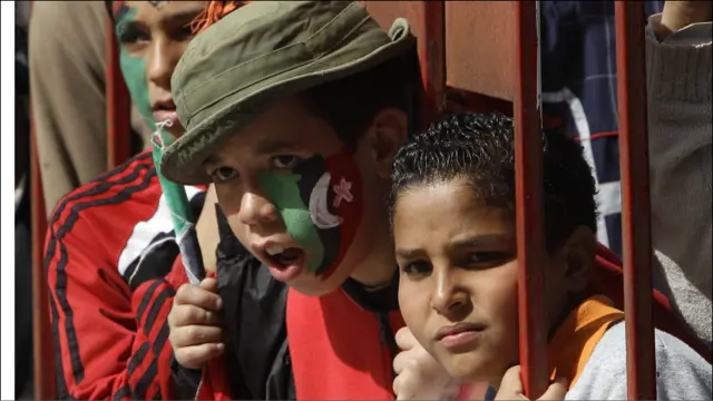 لیبیا میں حالیہ عوامی شورش کے دوران اکثر مظاہرین ملک کے پرانے پرچم کے ساتھ نظر آئے ہیں۔