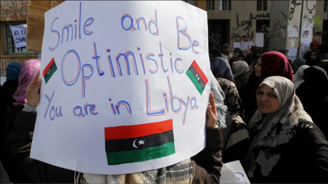 بن غازی میں خواتین مظاہرین پوسٹروں پر مختلف عبارتیں لکھ کر اپنی سوچ کا اظہار کرتی رہی ہیں۔