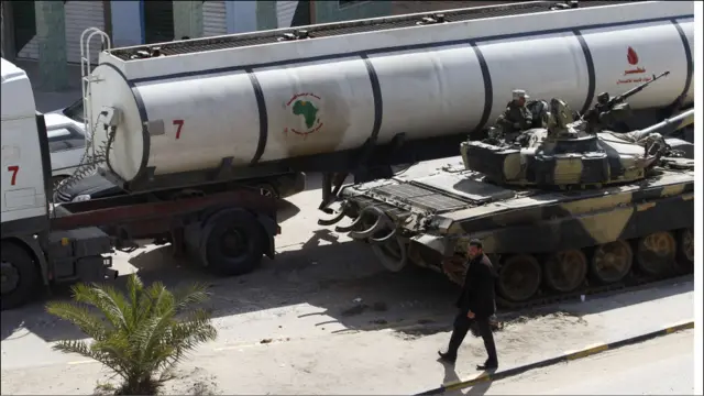 طرابلس میں صدر قذافی کی حامی فوج کا کنٹرول ابھی برقرار ہے۔