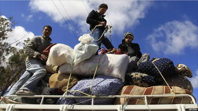 Warga Mesir yang menyelamatkan diri dari Libia di dekat perbatasan dengan Tunisia