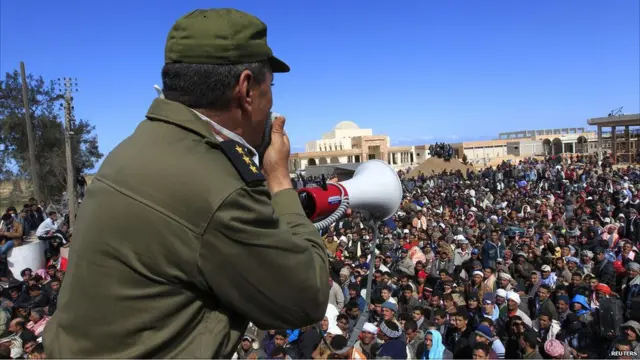 Tentara Tunisia berusaha menenangkan pengungsi warga Mesir di kota perbatasan Ras Jdir, Tunisia