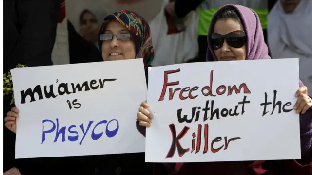 لیبیا میں احتجاج کے دوران خواتین بھی پیچھے نہیں ہیں۔ یہ خواتین بن غازی شہر کے کورٹ سکوائر پر جمع ہیں۔ 