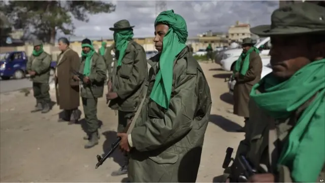 Milisi pro-Gaddafi bersiaga di sebuah pos pemeriksaan di pinggir kota Tripoli