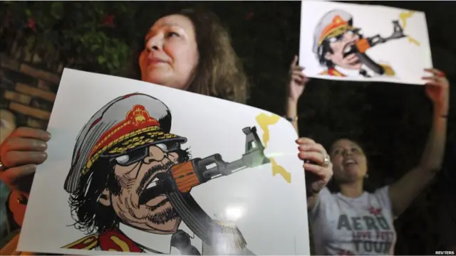 Pengunjuk rasa anti Gaddafi beraksi di depan Kedutaan Besar Libia di Managua, Nicaragua