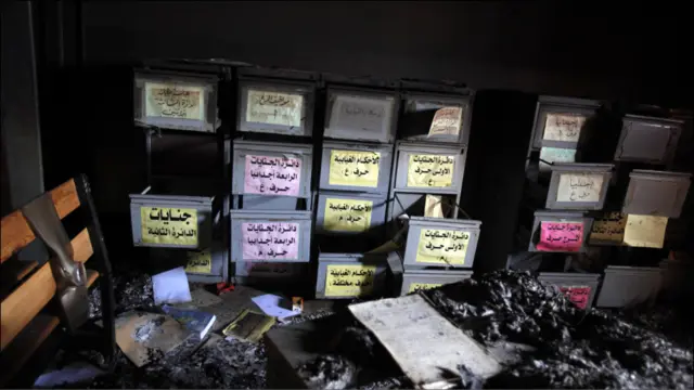 بن غازی کا سب سے بڑا جیل جسے جلا دیا گیا۔ جیل کے اس کمرے میں قیدیوں کی جلی ہوئی فائلیں پڑی ہیں۔ 
