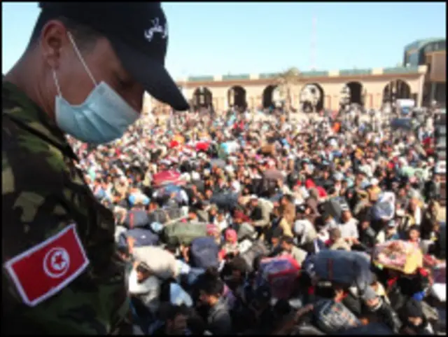 طی دو هفته اخیر بیش از ۱۴۰ هزار نفر از لیبی به مصر و تونس فرار کرده اند