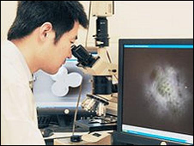 Wen Guo con el microscopio de alta resolución