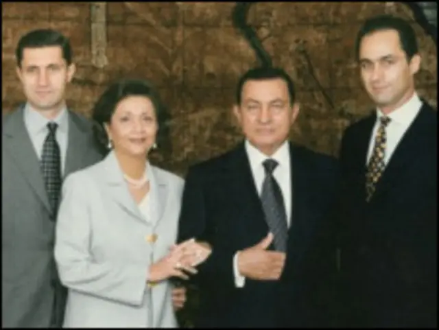 د مصر پخوانی ولسمشر حسن مبارک، دوه زامن جمال، علا او میرمنه یې 