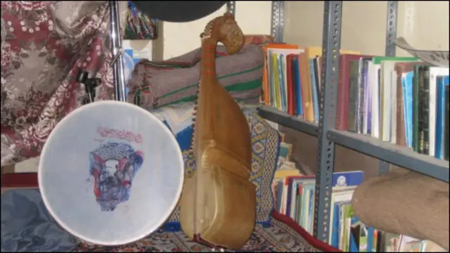 بسیاری از ارادتمندان طریقه چشتیه می گویند که برخی از آلات موسیقی برای برگزاری مجالس این طریقه ضروری بوده است