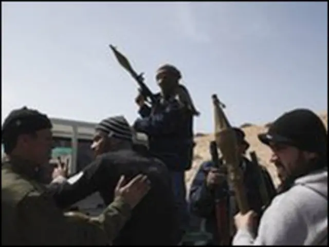 باغیوں کا دعوٰی ہے کہ انہوں نے حکومت کے حامی کئی فوجیوں کو پکڑ لیا ہے۔