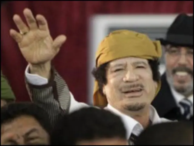 سرهنگ قذافی همچنان طرابلس و نواحی اطراف آنرا در کنترل خود دارد