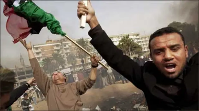 بن غازی میں لوگوں نے گرین بک کو نذر آتش کیا