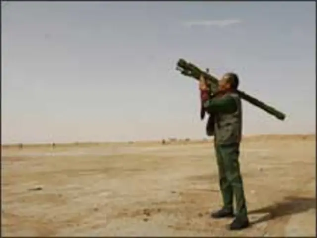 قذافی کے مخالفین فضائی حملے سے دفاع کے لیے طیارہ شکن توپیں اور راکٹ لانچر استعمال کر رہے ہیں