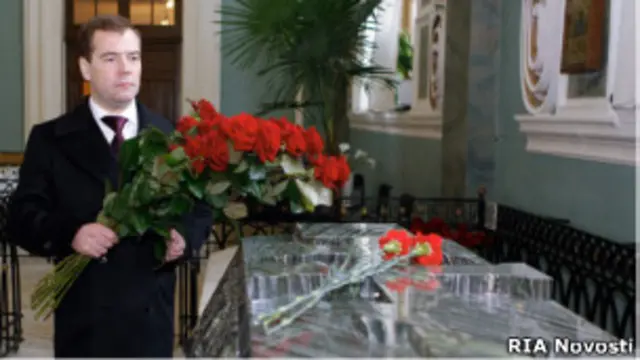 Дмитрий Медведев возлагает цветы к могиле Александра II в Петропавловском соборе 3 марта 2011 г.