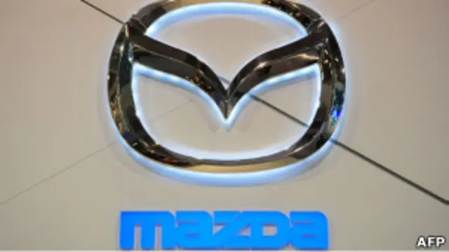 Логотип Mazda на автошоу в Вашингтоне