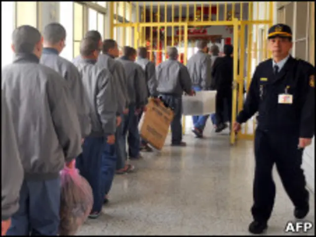 台湾二林镇彰化监狱内犯人列队返回囚室(31/1/2011)