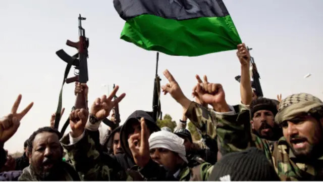 Massa pemberontak anti-Muammar Gaddafi meluapkan suka cita setelah menguasai Ras Lanuf