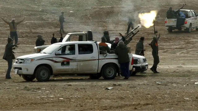 مجموعة من معارضي القذافي يطلقون مضادات جوية في بلدة بن جواد.