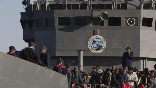 سفينة مصرية تقل عاملين من تونس 