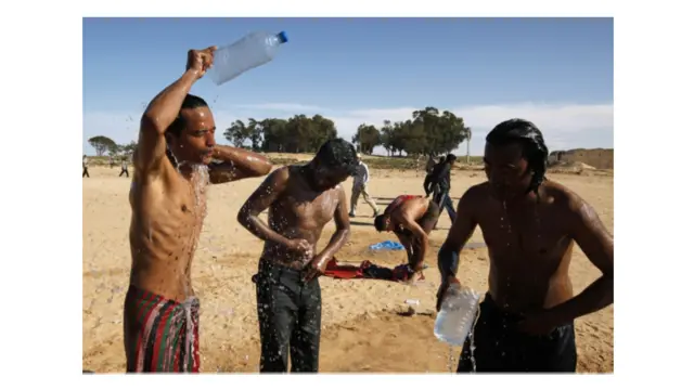 عمال من بنغلادش يغتسلون