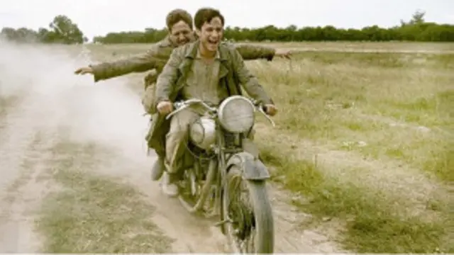 Rodrigo De la Serna (kiri) dan Gael Garcia Bernal dalam film The Motorcycle Diaries