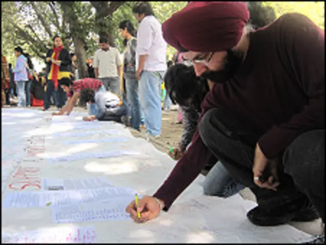 इस मार्च का हिस्सा बने लोगों ने एक हस्ताक्षर अभियान भी चलाया है.