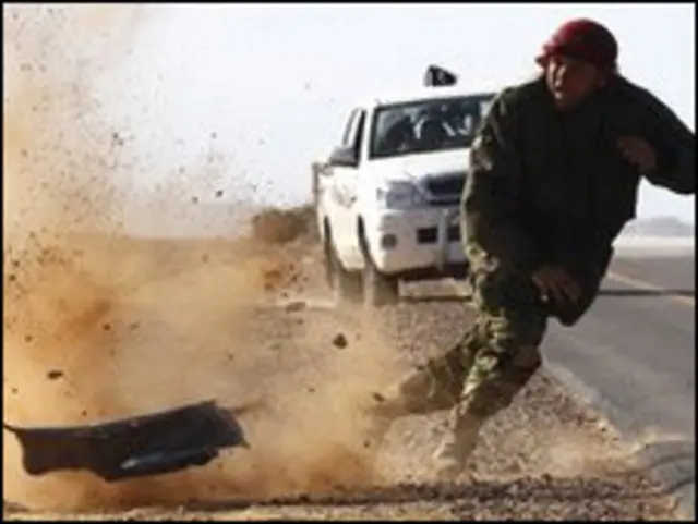 مخالفان مسلح دولت لیبی مجبور به عقب نشینی شده اند