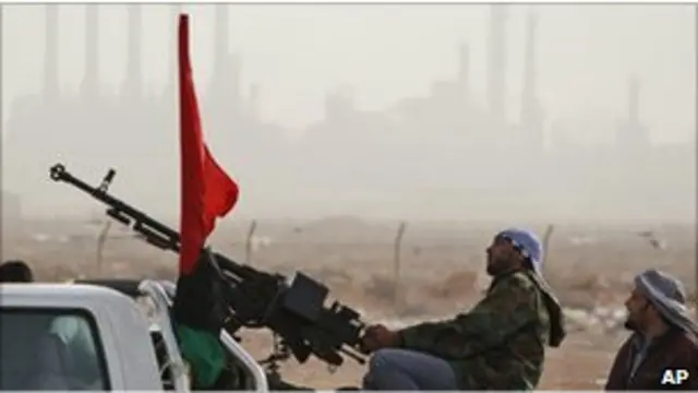 Pemberontak Libia tembakkan senjata berat untuk menahan serangan udara tentara Gaddafi. 