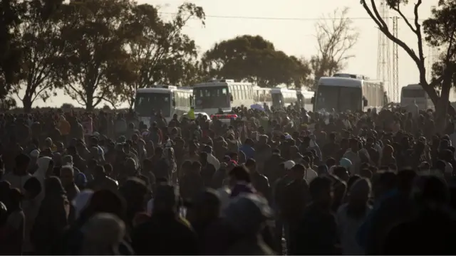 لاجئون في معسكر حدودي