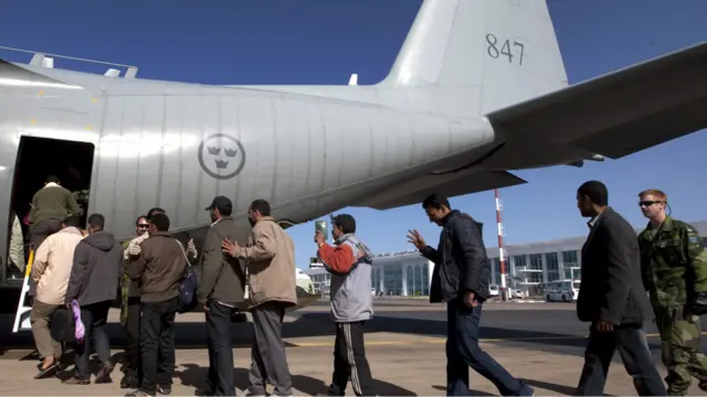 وساهمت عدة دول منها السويد في نقل العمال المصريين جوا بطائرات عسكرية من مطار جربة في تونس