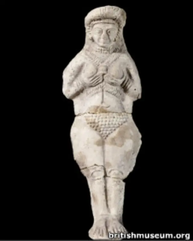 مجسمه گلی که در کاوش‌های هفت‌تپه در جنوب غرب ایران به دست آمده است. کارشناسان احتمال می‌دهند که این مجسمه نماد یکی از خدایان باروری در حدود ۱۳ تا ۱۴ قرن قبل از میلاد مسیح باشد.