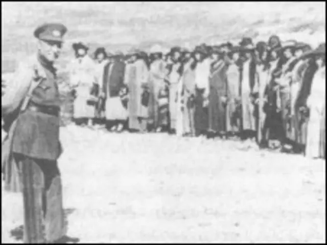 رضاشاه در بین زنان عشایری که کشف حجاب کرده‌اند (عکس از روزنامه کیهان).