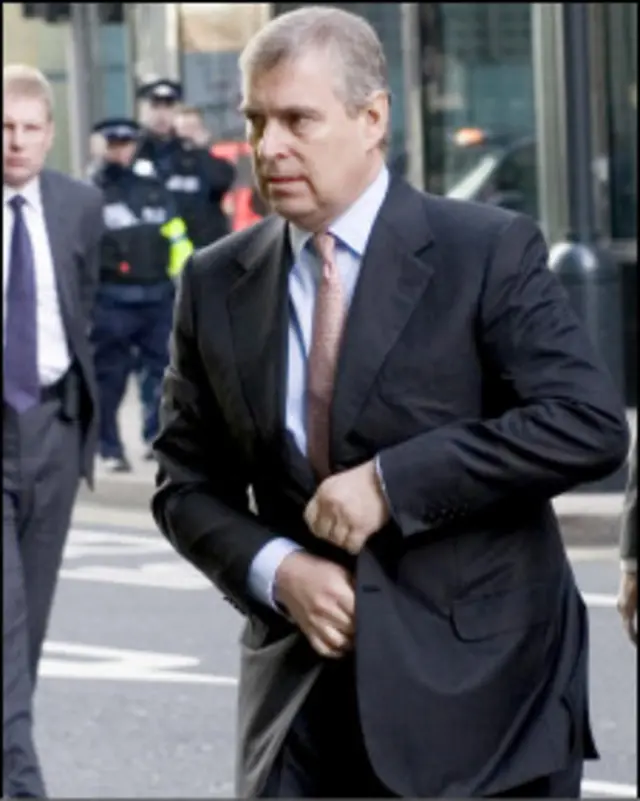 Shahzoda Endryuga bosimlar ortmoqda
