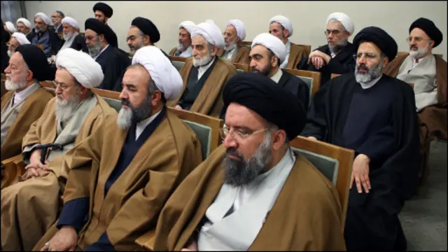 تعیین صلاحیت اعضای مجلس خبرگان برعهده شورای نگهبان است که نیمی از اعضای آنرا رهبر ایران مستقیما منصوب می کند