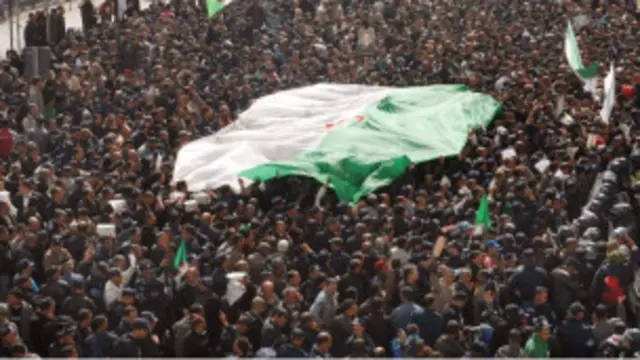 تأتي الوعكة الصحية للرئيس بينما تعيش الجزائر أوقاتا صعبة بفعل التهاب الجبهة الاجتماعية