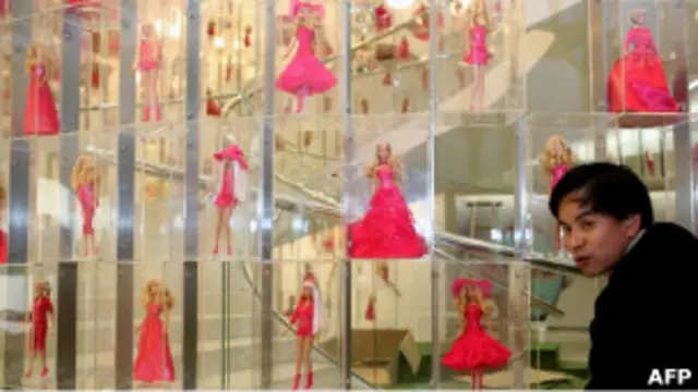 Витрина магазина Barbie в Шанхае