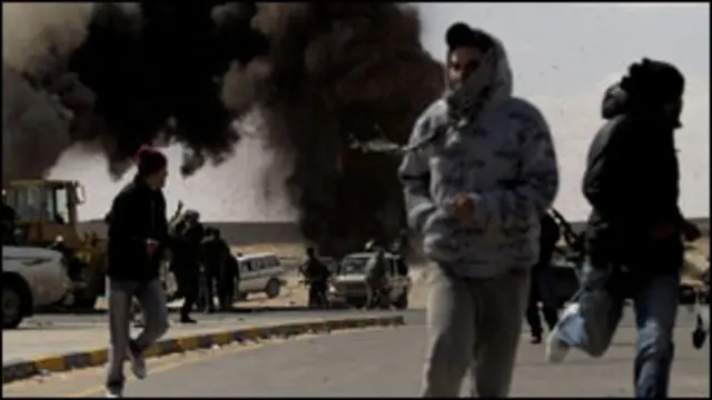 Pasukan pro Gaddafi menyerang posisi pemberontak menggunakan jet-jet tempur.