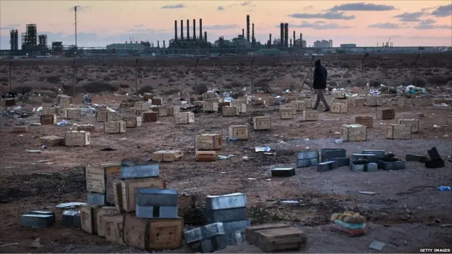 Peti amunisi berserakan di dekat fasilitas produksi minyak Ras Lanuf, di dekat Tripoli.