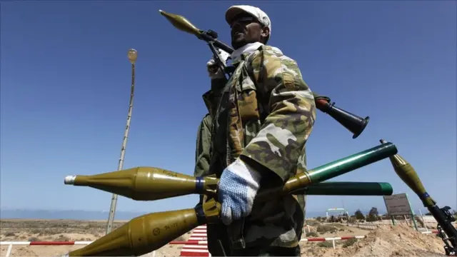 Anggota pasukan pemberontak menenteng roket di Ras Lanuf.