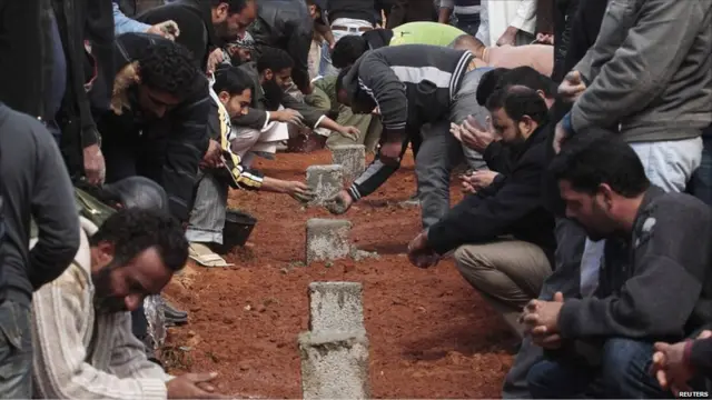 Warga Benghazi memakamkan korban jiwa pertempuran di Bin Jawad. 