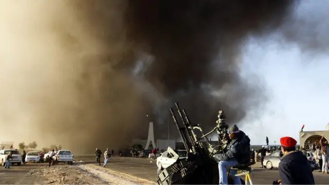 Pasukan pemberontak menembaki pesawat tempur pemerintah dengan meriam penangkis serangan udara, dan beragam senjata lain.