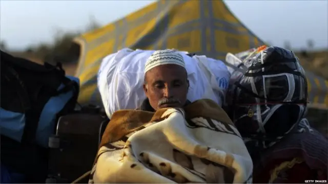 Lebih dari 213.000 warga asing, termasuk pria warga Bangladesh ini, meninggalkan Libia