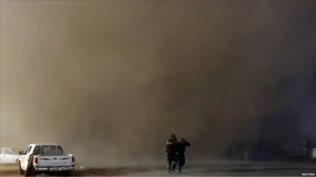 Pesawat tempur pemerintah menggempur Ras Lanuf hari Senin dan sebuah mobil keluarga menjadi korban serangan udara.