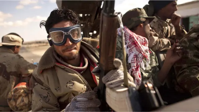 Повстанцы в автомобиле недалеко от Рас-Лануфа