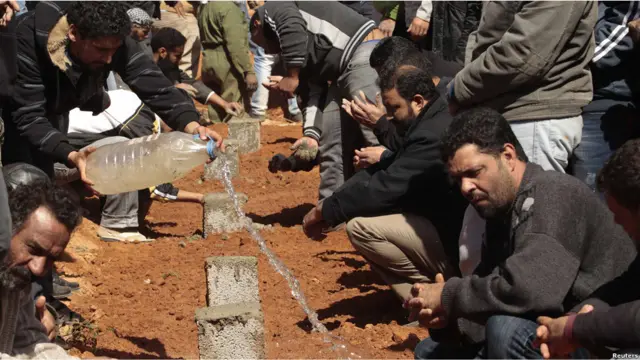 Повстанцы хоронят погибших в городе Бин Джавад