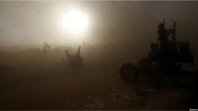 Рас-Лануф в дыму после авиаударов правительственных войск