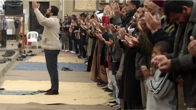 Люди молятся во время антиправительсвтенной акции протеста в Бенгази