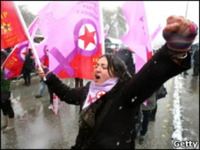 土耳其妇女在三八节游行抗议性别歧视