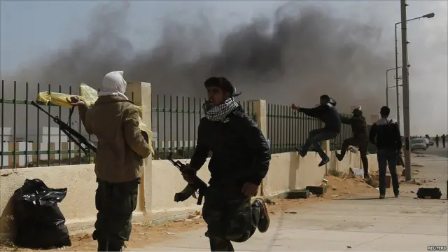 Pasukan pemberontak mencoba bertahan di Ras Lanuf