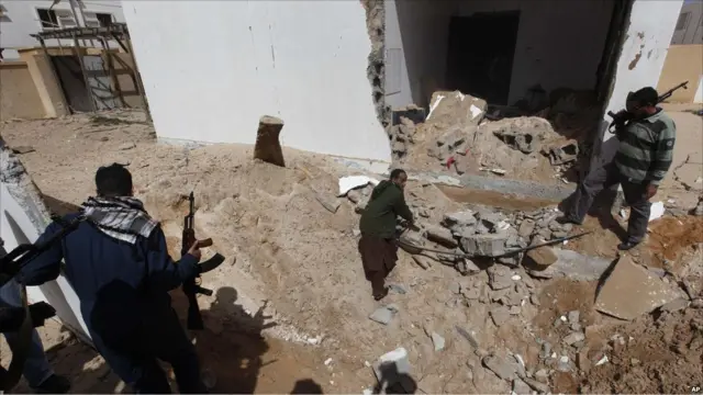 Beberapa bangunan di Ras Lanuf rusak akibat ledakan bom, namun jumlah korban manusia tidak diketahui.